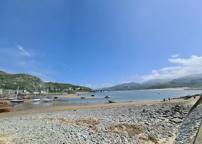 Luxury 4 Bedroom Seaside Apartment - Glan Y Werydd House