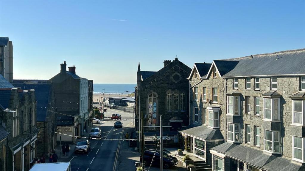 Luxury 4 Bedroom Seaside - Glan Y Werydd House